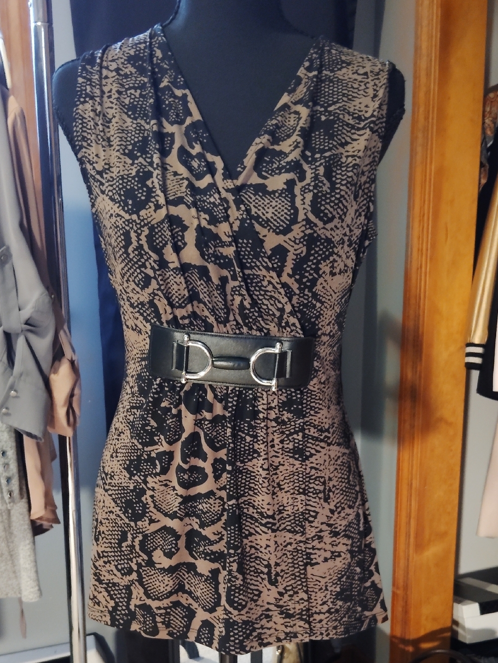 ALFANI Sleeveless Snake-Print V-Neck Top with Buckle Detail Waist Belt. XS $88
